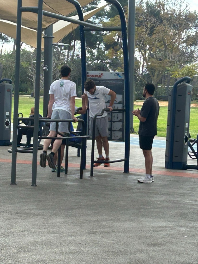 מקבילים בגינת הכושר, עם המאמן